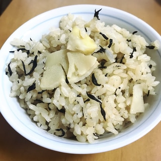 おでんの素で簡単！たけのことひじきの炊き込みご飯